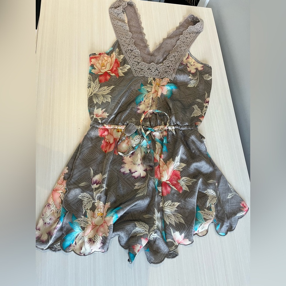 Satin-Like Sleep Romper Size S – Lace V-Neck & Scalloped Hem